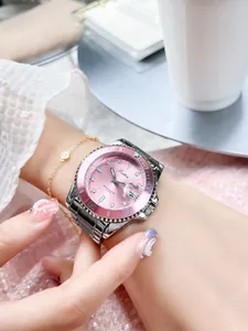 Detailansicht der Damen-Quarzuhr mit pinkfarbenem Zifferblatt und silbernem Stahlband