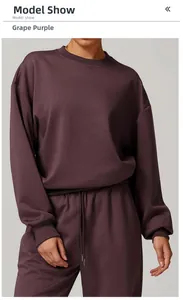 Détail du sweat-shirt violet raisin montrant la texture douce et les poignets côtelés
