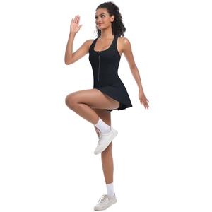 Détail de la fermeture éclair sur robe de sport noire pour tennis et fitness