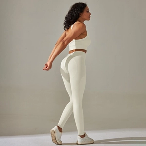 Details des nahtlosen elfenbeinfarbenen Yoga-Sets mit Kompressions-Leggings