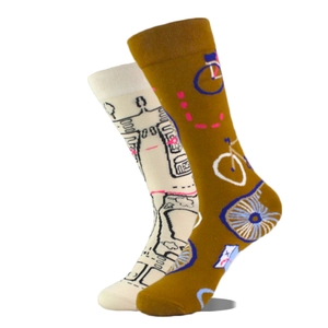 Vue détaillée de chaussettes dépareillées en coton avec motifs de vélo et jacquard