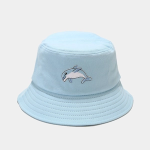 Vue détaillée du chapeau bob bleu clair avec broderie dauphin et surpiqûres du bord