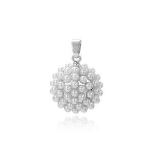 Gros plan d'un pendentif en argent orné de mini perles blanches sur fond blanc pur