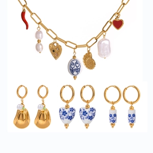 Gold stainless steel jewelry set with ceramic pendants, baroque pearls and heart charms