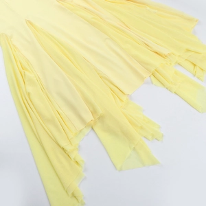 Détail d'une robe en mousseline jaune clair avec volants étagés et couches plissées