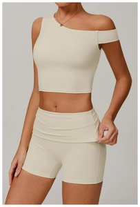 Détail du short de yoga taille haute avec tissu superposé et haut asymétrique à une épaule