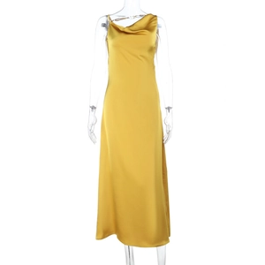 Détail de la robe élégante en satin jaune moutarde montrant le col bénitier et la texture