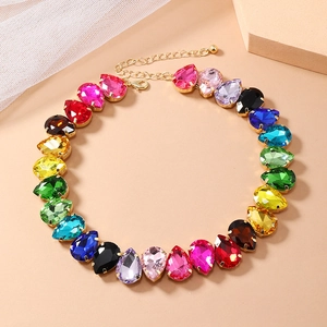 Collier rétro en cristal arc-en-ciel avec base dorée et fermoir mousqueton réglable