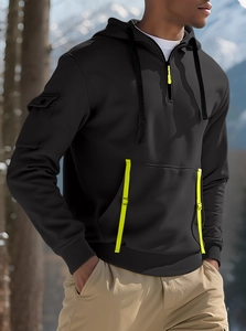 Dettaglio felpa con cappuccio nera con zip giallo neon e tasca funzionale sulla manica esterna