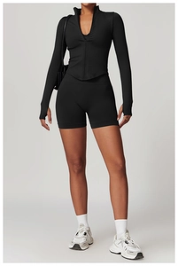 Détails de l'ensemble de sport noir sans couture avec veste zippée et short assorti