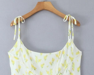 Dettaglio dell'abito in chiffon a fiori con spalline annodate e stampa floreale