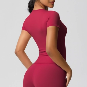 Détail du tissu extensible sans couture au dos du t-shirt de sport rouge foncé