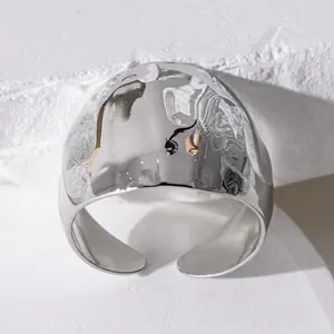 Minimalistischer breiter Ring mit Hammerschlag-Struktur und silbernem Finish für Damen