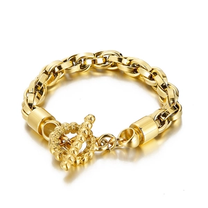 Bracelet à grosse chaîne dorée polie avec fermoir à bascule tête de mort sur fond blanc