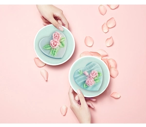 Vue de dessus d'un moule à savon rose en forme de cœur avec détails de relief floral en 3D