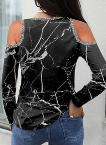 Detail eines Damen-Langarmshirts mit Marmordruck, Cut-out-Schultern und Paillettenrand