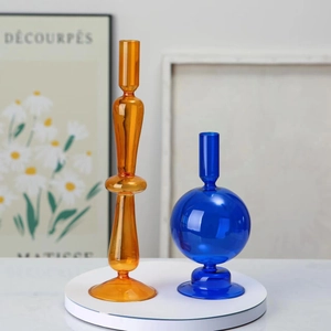 Portacandele artistici in vetro arancione e blu su piedistallo bianco per arredo casa