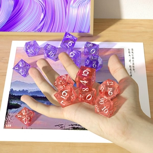 Gros plan de dés polyédriques en résine translucide violette et rouge pour jeux DND