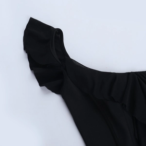 Gros plan des coutures à volants noirs et de la texture en maille du haut court sexy