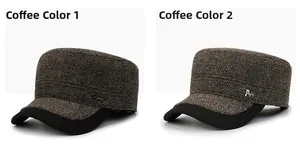 Dettaglio di cappelli piatti in tweed caffè con emblemi metallici e visiera nera