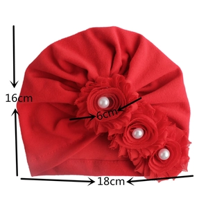 Rote Babymütze mit drei Stoffblumen und Perlenverzierung, Größe 16x18cm flach
