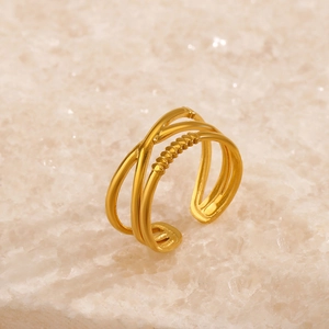 Bague lignes croisées plaquée or 18 carats avec texture perlée sur fond en pierre