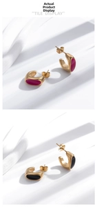 Détail de boucles d'oreilles géométriques en acier doré avec émail rouge et noir