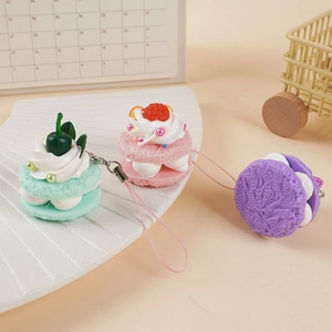 Drei realistische Miniatur-Macaron-Anhänger mit Cremeblumen- und Fruchtdetails