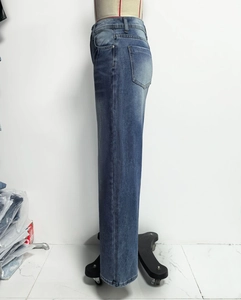 Achteraanzicht van retro jeans met hoge taille, denim wassing en zakdetails aan de achterkant
