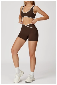 Détail de l'ensemble short taille haute et brassière avec bordures contrastées blanches