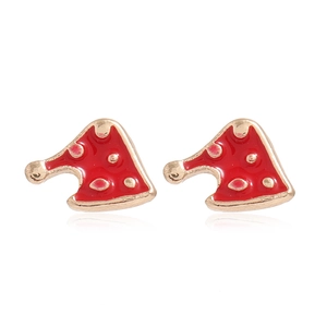 Gros plan détaillé sur des boucles d'oreilles pizza en émail rouge et métal doré