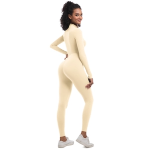 Vue détaillée du dos d'une combinaison de yoga beige ajustée avec tissu à haute élasticité