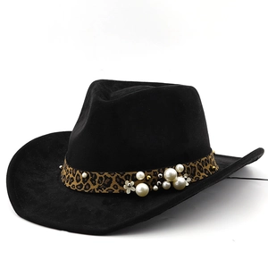 Détail de la bande léopard avec perles et rivets sur un chapeau de cow-boy noir