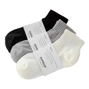 Set di tre paia di calze sportive in cotone nero, grigio e bianco con polsini a coste