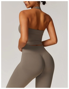 Rückenansicht eines nahtlosen Halter-Sport-BHs und High-Waist-Leggings in Dunkelgrau