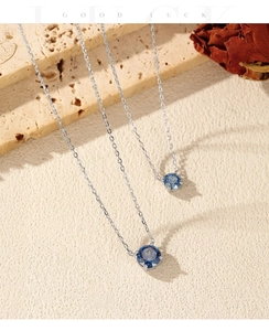 Detail von S925 Sterling Silber Halsketten mit funkelnden blauen Steinen auf Steindekor
