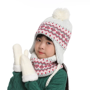 Vista dettagliata del set invernale in maglia per bambini con cappello sciarpa e muffole