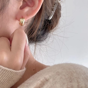 Minimalist 925 sterling silver heart-shaped twisted rope earrings in golden finish