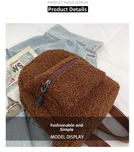 Nahaufnahme des braunen Teddy-Fleece-Minirucksacks mit Reißverschluss auf Denim-Stoff