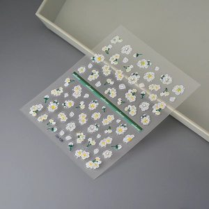 Dettaglio di adesivi floreali 3D con piccoli fiori bianchi per decorazioni fai-da-te