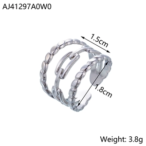 Detailed specs of silver triple-layer ring with 1.5cm width and 3.8g weight