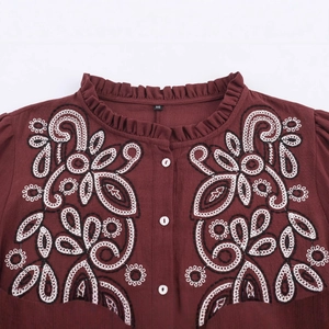 Camicia bordeaux da donna con ricamo floreale bianco e colletto con ruches curato