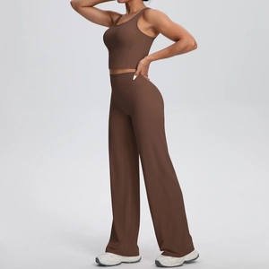 Dettaglio del set yoga con pantaloni a gamba larga a vita alta e reggiseno sportivo