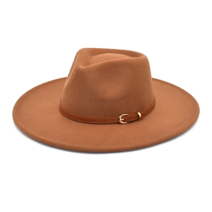 Cappello jazz classico in feltro caramello a tesa larga con cinturino in pelle marrone
