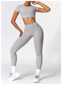 Détail de l'ensemble de sport gris avec crop top et legging à taille haute