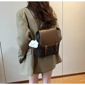Sac à dos marron foncé imprimé ours avec rabat PU et mignon pendentif nuage peluche