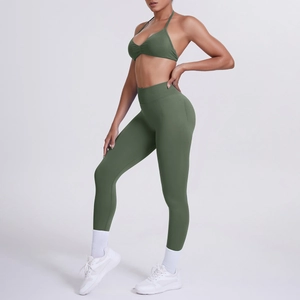 Dettaglio del set yoga verde oliva con reggiseno allacciato al collo e legging push-up