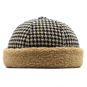 Houndstooth pattern brimless docker cap with beige faux fur lining for winter wear