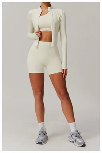 Dreiteiliges Yoga-Set in Creme mit eng anliegender Jacke, Sport-BH und High-Waist-Shorts