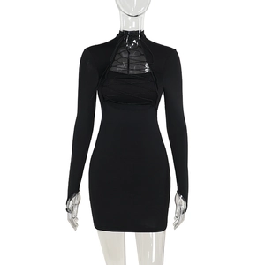 Détails du laçage ajouré sur cette mini robe noire sexy et moulante à manches longues